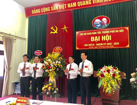 Đồng chí Nguyễn Đức Thành, Phó Bí thư Đảng bộ Khối các cơ quan Thành phố tặng hoa chúc mừng Đại hội